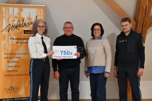 INGOLSTADT - 💰 Polizei-Spende am Dienstag (16.12.2025)! Präsidentin Schaller übergibt 750 Euro Adventskollekte an Wirbelwind e.V.! 🎄