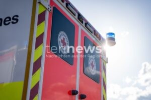 GEISENFELD - 👵 Seniorin (88) am Montag (29.12.2025) stürzt in Dunkelheit! Polizei findet blutende Frau am Alten Friedhof - Glück im Unglück! 🚑