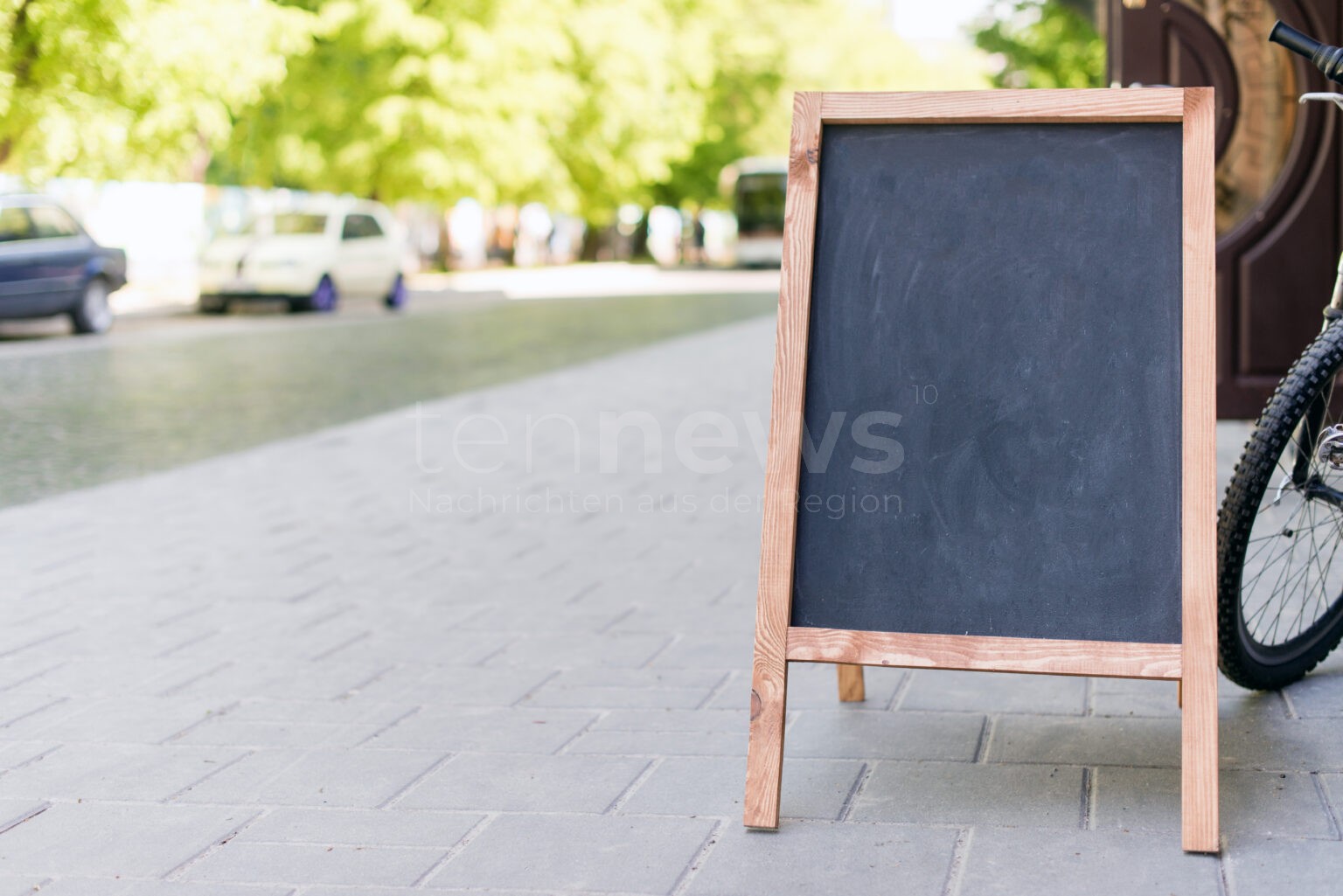 SCHROBENHAUSEN - 🦶 Vandale am Samstag (20.12.2025) zerstört Kundenstopper! Lernzentrum-Aufsteller mit Faust oder Fuß zertrümmert - 400 Euro Schaden! 💥