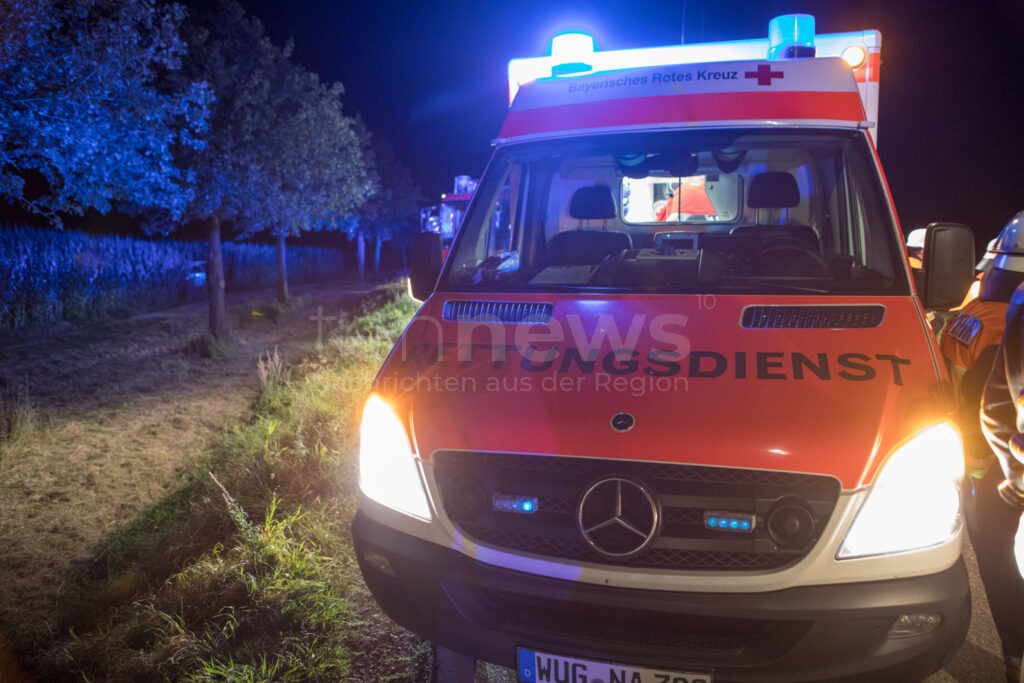 EUBURG AN DER DONAU - 🛵 Rollerfahrer (24) verlor am Montag (01.12.2025) Kontrolle! Krachte gegen geparkten Bus - schwer verletzt! 🚑