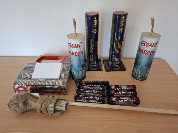 Feuerwerk-Razzia in Oberfranken: Pyrotechnik-Dealer (35) verkaufte Böller an Jugendliche - tennews OBERFRANKEN - 🧨 Großrazzia wegen illegalem Feuerwerk am Mittwoch (17.12.2025)! Dealer (35) verkaufte Böller an Jugendliche - zehn Durchsuchungen! 🚔