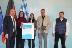 ALDERSBACH - 🤖 Regionalförderung für Köppl Metalltechnik! Aiwanger überreicht Urkunde - Vollautomatisierung mit Robotern! 🏭