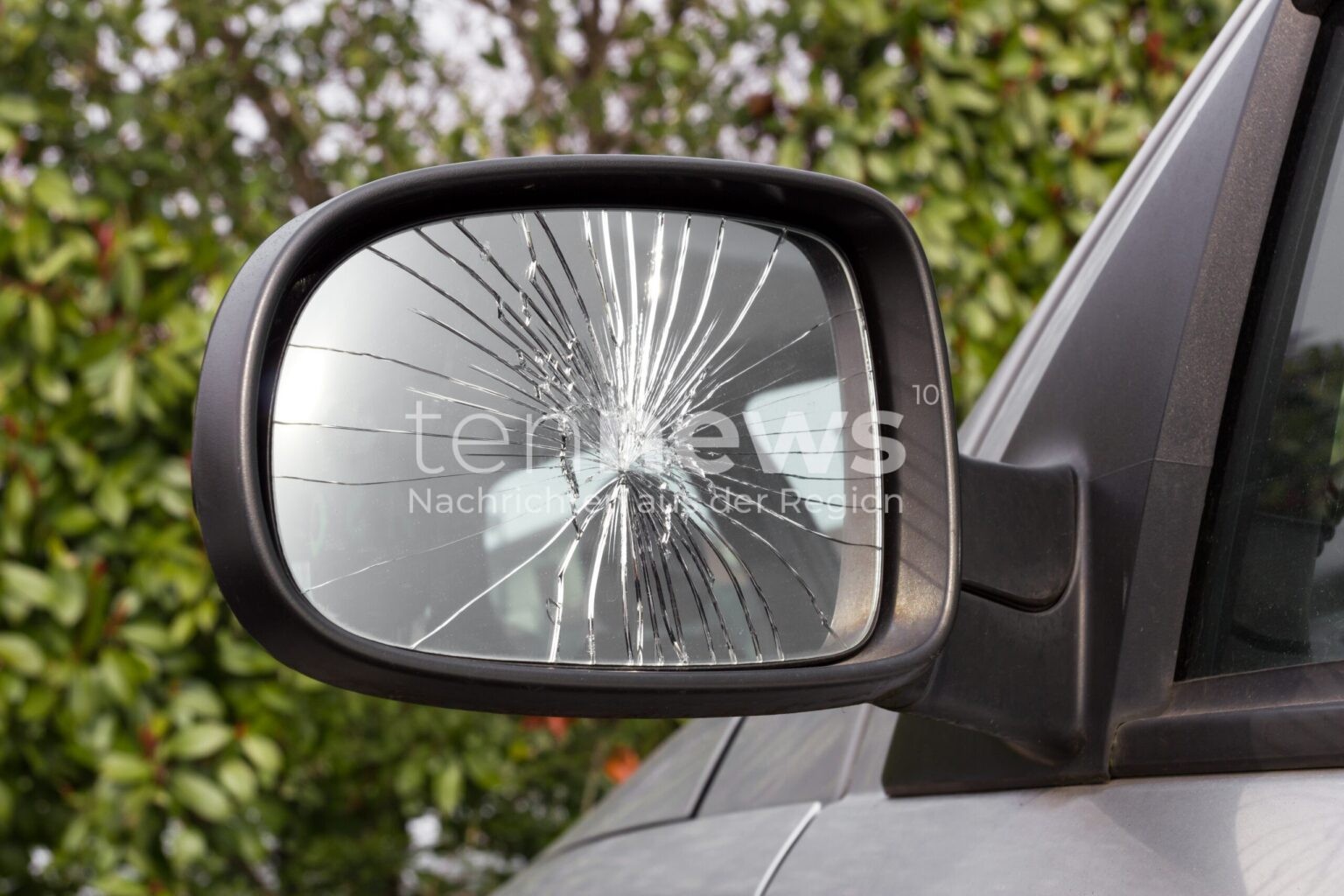 PFAFFENHOFEN AN DER ILM - 🚗 Fahrerflucht am Samstag (03.01.2025) nach Spiegel-Crash! BMW-Besitzer findet beschädigten Außenspiegel - 150 Euro Schaden! 💰