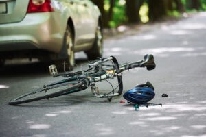 GEROLSBACH - 🚴 Pedelec-Unfall am Donnerstagmorgen (23.01.2026)! Fahrerin (55) prallt gegen geparktes Auto - Gesichtsverletzungen! 🚑