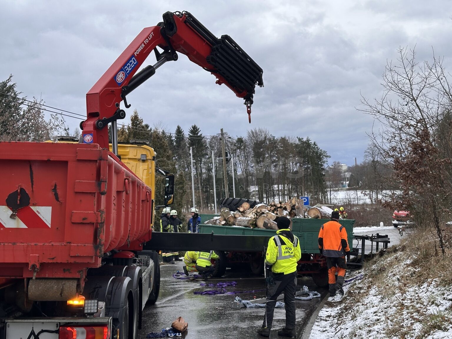 Traktor kippt bei Schneefall um: Beifahrer (43) verletzt - tennews SCHROBENHAUSEN - đ Traktor kippte am Donnerstag (02.01.2026) am Mahlberg um! Beifahrer (43) verletzt, StraĂe gesperrt. đ