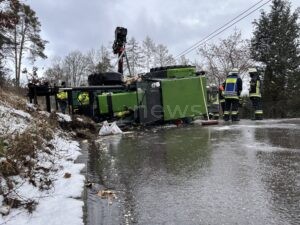 Traktor kippt bei Schneefall um: Beifahrer (43) verletzt - tennews SCHROBENHAUSEN - đ Traktor kippte am Donnerstag (02.01.2026) am Mahlberg um! Beifahrer (43) verletzt, StraĂe gesperrt. đ