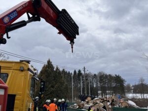 Traktor kippt bei Schneefall um: Beifahrer (43) verletzt - tennews SCHROBENHAUSEN - đ Traktor kippte am Donnerstag (02.01.2026) am Mahlberg um! Beifahrer (43) verletzt, StraĂe gesperrt. đ