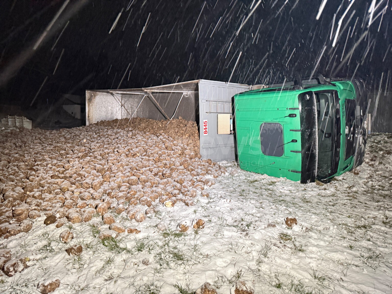 PETERSDORF - 🚛 Lastwagen mit Zuckerrüben am Donnerstag (08.01.2026) in Appertshausen umgekippt! Fahrer (73) verletzt! 🚑
