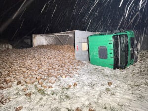 PETERSDORF - 🚛 Lastwagen mit Zuckerrüben am Donnerstag (08.01.2026) in Appertshausen umgekippt! Fahrer (73) verletzt! 🚑
