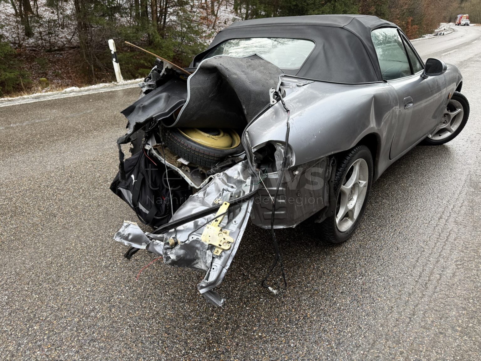 Heck bricht aus: Mazda kollidiert mit Gegenverkehr - tennews B300 BEI HÖG - ❄️ Heck am Freitag (09.01.2026) bricht aus! Mazda kollidiert mit Gegenverkehr - zwei Verletzte und 40.000 Euro Schaden! 🚑