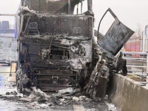 A6 BEI KLEINSCHWARZENLOHE - ❄️ Glätte-Drama am Montag (12.01.2026) auf A6! Sattelzug rammt zwei Autos - Beifahrer stirbt in Flammen trotz heldenhafter Rettung! 🔥