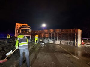 A9 BEI INGOLSTADT - 🚛 Horror-Crash am Dienstag (13.01.2026)! Lastwagen durchbrach Mittelleitplanke - Fahrer (69) schwer verletzt! 🚨