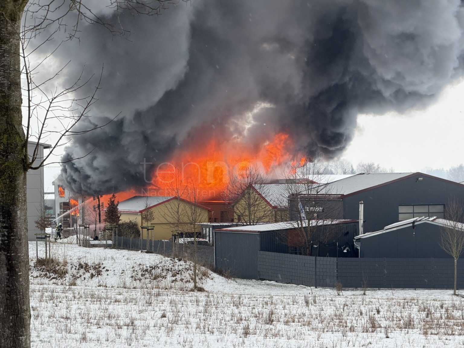 BRUNNEN - 🔥 Vollbrand am Donnerstag (29.01.2026)! Heizungsbauhalle im Flammeninferno - Gasflaschen explodieren! 🚒