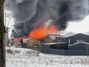 BRUNNEN - 🔥 Vollbrand am Donnerstag (29.01.2026)! Heizungsbauhalle im Flammeninferno - Gasflaschen explodieren! 🚒