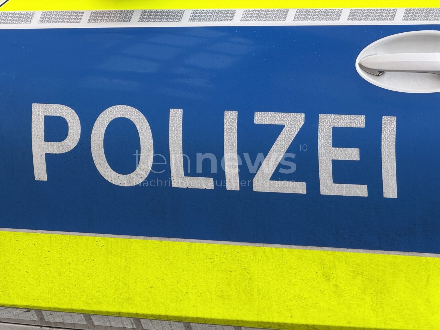 Spiegelkollision im Begegnungsverkehr: - tennews SCHROBENHAUSEN - đ Unfallflucht am Mittwoch (21.01.2026)! Roter Kleinwagen touchiert BMW-Spiegel und flĂŒchtet! đ