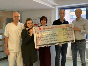 NEUBURG-SCHROBENHAUSEN - 🎄 Behörden sammeln 1.000 Euro bei Weihnachtsfeier! Elisa-Verein und Kindertagesstätte profitieren - Premiere geglückt! 💰