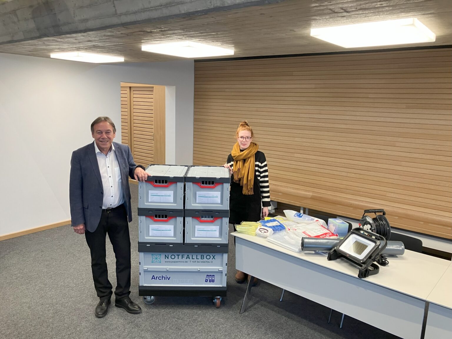 SCHROBENHAUSEN - 🏛️ Notfallbox verbessert Schutzvorsorge! Stadtarchiv rüstet sich nach Hochwasser 2024 mit umfassender Ausrüstung. Schnelle Rettung für Archivalien! 📦