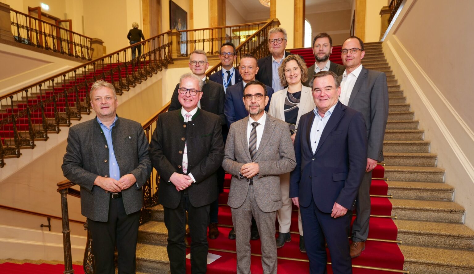 MÜNCHEN - 🏛️ Breite politische Unterstützung für solidarischen Hochwasserschutz! ARGE vereint 27 Gemeinden mit 220.000 Einwohnern entlang der Paar. 🚐