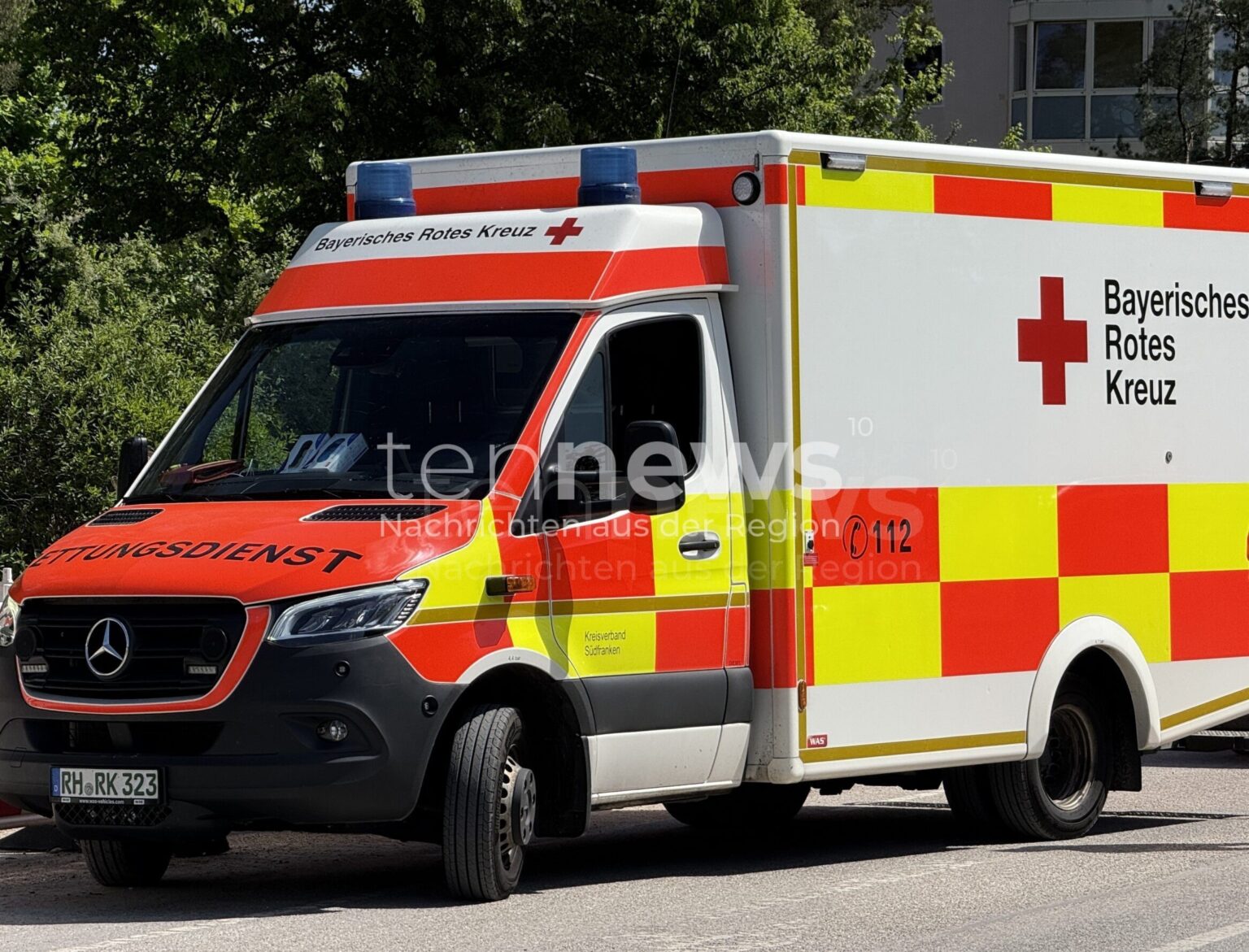 Seniorin bewusstlos in Wohnung gefunden: Feuerwehr rettet 96-Jährige - tennews NEUBURG AN DER DONAU - ⚠️ 96-jährige Seniorin bewusstlos in Wohnung gefunden! Feuerwehr rettet Bewohnerin nach Rauchmelder-Alarm. Angebranntes Essen löste Einsatz aus! 🚐