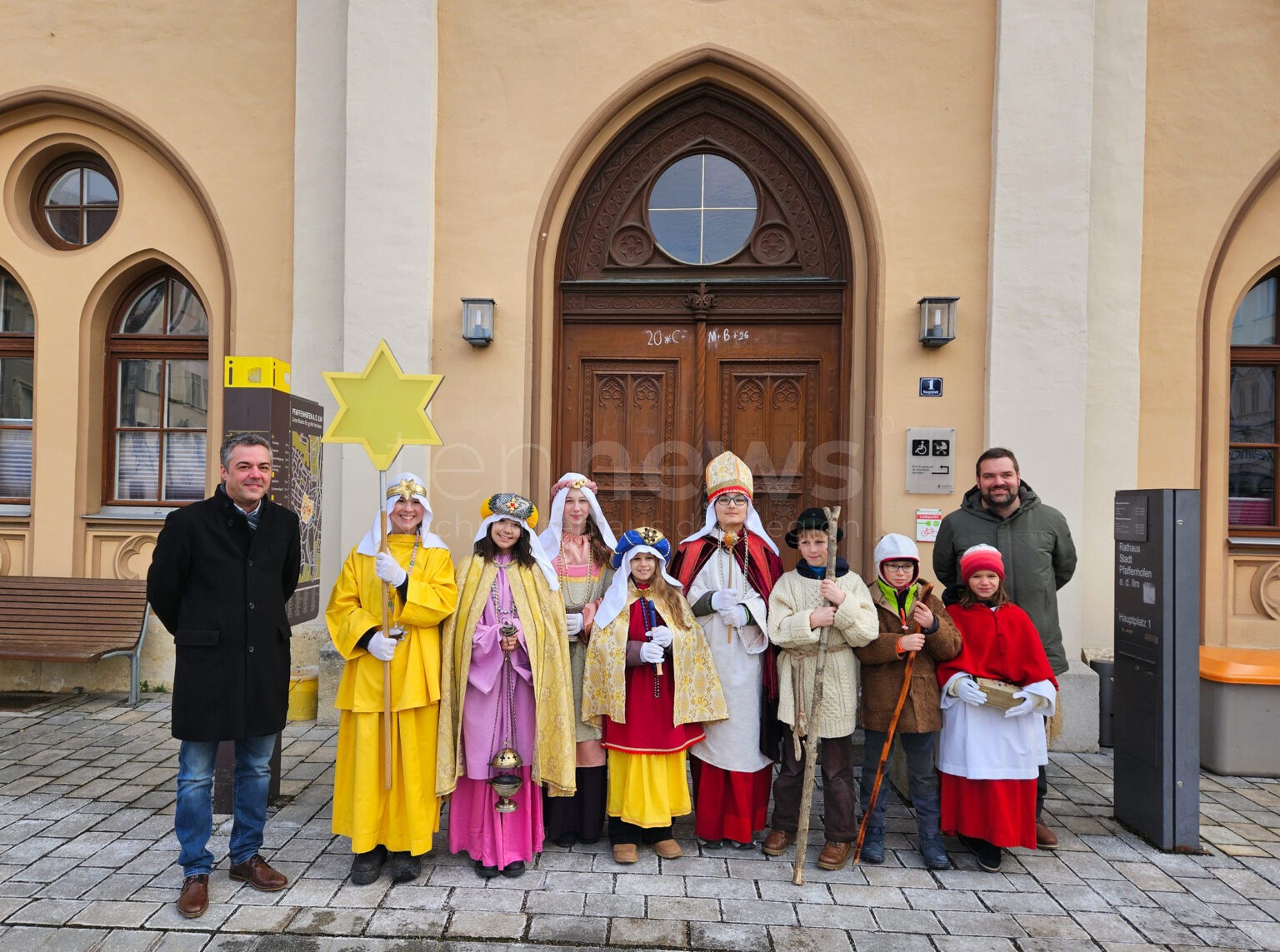 Sternsinger besuchen Rathaus: "Schule statt Fabrik" - tennews FAFFENHOFEN AN DER ILM - ⭐ Sternsinger am Montag (05.01.2026) besuchen Rathaus! "Schule statt Fabrik" - Aktion gegen Kinderarbeit in Bangladesch! 👑