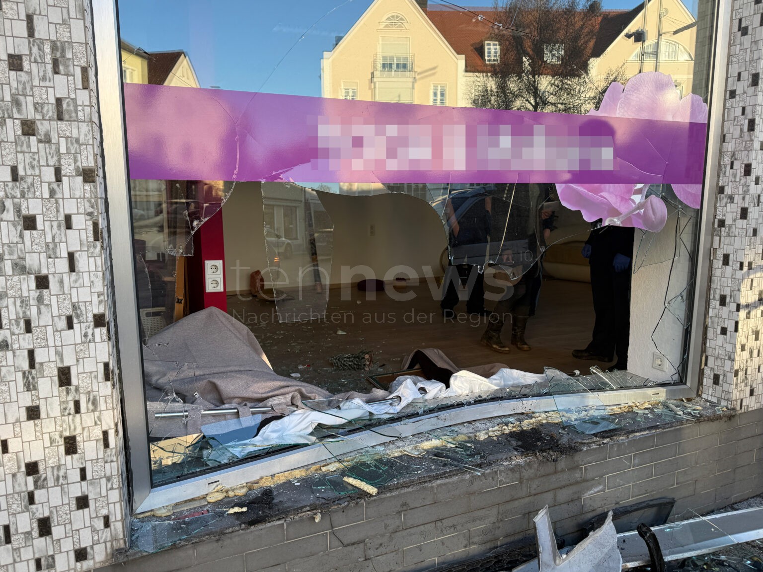 NEUBURG AN DER DONAU - 🚗 Unfall am Donnerstag (15.01.2026)! Auto krachte gegen Schaufenster in Hechtenstraße - medizinischer Notfall vermutet! 🚑