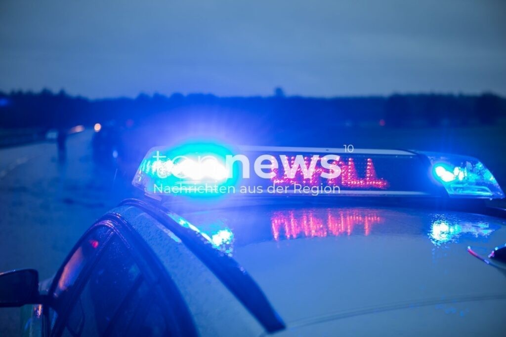 Stoppschild missachtet: Frau (78) fährt ungebremst in Kreuzung - tennews KÖNIGSMOOS - 🛑 Stoppschild am Dienstag (27.01.2026) missachtet! Frau (78) fährt ungebremst in Kreuzung - zwei Verletzte! 🚑