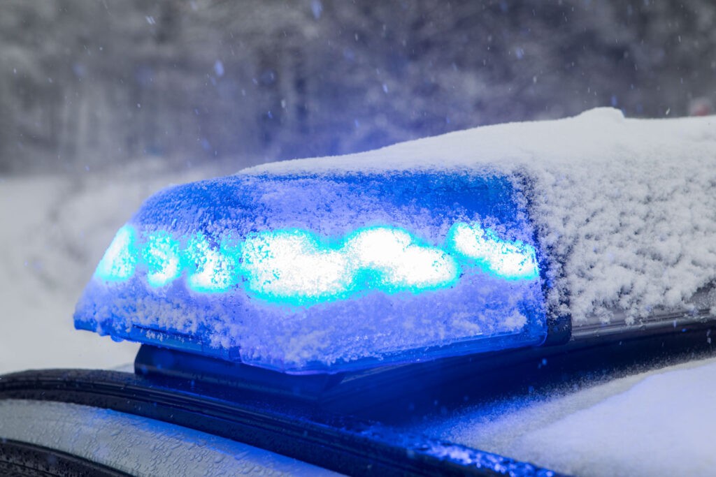 Sturmtief "Elli" tobt über die Oberpfalz: 24 Glätteunfälle in einer Nacht - Lkw flüchtet nach Crash auf der A3! - tennews OBERPFALZ - 🌪️ Sturmtief "Elli" sorgte in der Nacht zum Freitag (03.01.2026) für 24 Glätteunfälle! Lkw flüchtet nach A3-Crash - Zeugen gesucht! 🚔