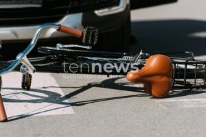 SCHEYERN - 🚴 Radfahrer am Mittwoch (21.01.2026) verletzt! Kollision an Einmündung - Mann (54) stürzt und verletzt sich leicht! 🚗