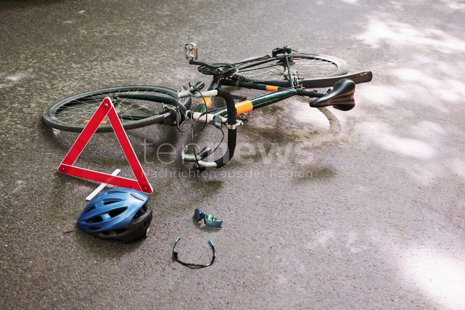 MÜNCHSMÜNSTER - 🚴 Radfahrer (52) am Mittwoch (14.01.2026) stürzt auf eisglatter Fahrbahn! Schwere Beinverletzung beim Rechtsabbiegen - Rettungswagen im Einsatz! 🚑