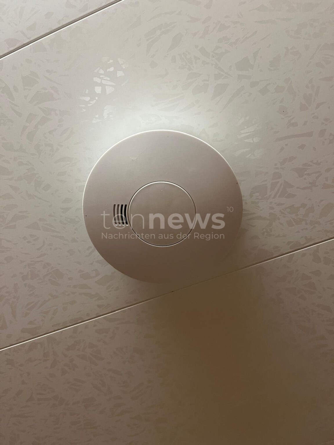 EHEKIRCHEN - 🔥 Topf mit Essen am Donnerstag (08.01.2026) vergessen! Brandmelder schlägt an - vier Feuerwehren müssen Wohnung entlüften! 🚒