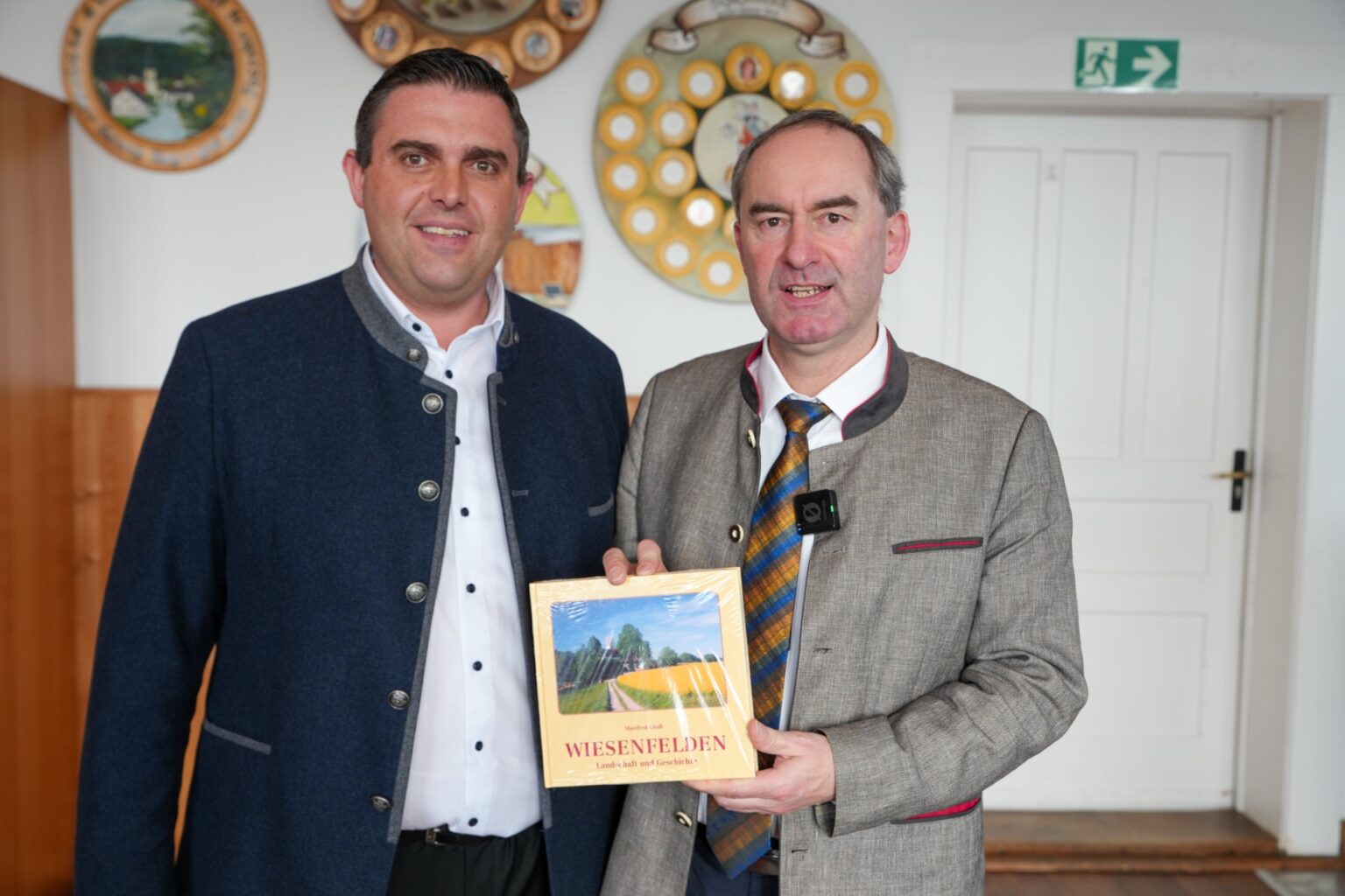 WIESENFELDEN - 🏛️ Wirtschaftsminister Aiwanger fordert weniger Bürokratie für Mittelstand und diskutiert Energiepolitik. Biogasanlagen und Windenergie im Fokus! ⚡