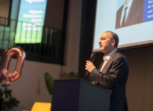 AUGSBURG - 🚀 Bayerns Wirtschaftsminister würdigt zehn Jahre erfolgreiche Gründerzentren mit 150 Millionen Euro Investition und 785 Neugründungen. 💼