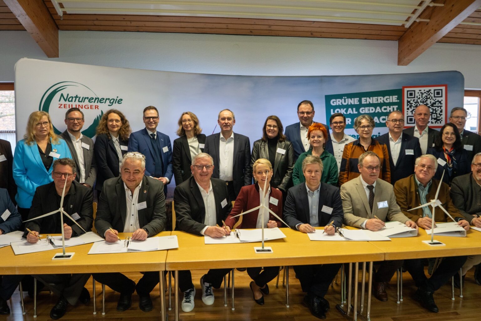 Liefervertrag für Bürgerwindpark Steigerwald unterzeichnet - tennews BAUDENBACH - 🌬️ Liefervertrag für Bürgerwindpark Steigerwald unterzeichnet: 19 Windenergieanlagen mit 116 MW Leistung entstehen. Vorzeigeprojekt der Energiewende! ⚡