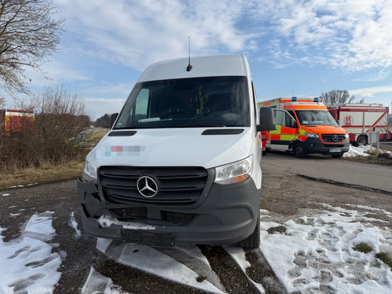 WAIDHOFEN - 🚗 Auffahrunfall auf B300: 33-Jährige verletzt, Mercedes-Transporter kollidiert mit Peugeot. 🚨