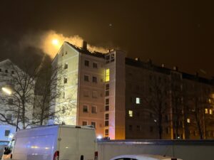 Brand in Mehrfamilienhaus: Polizei ermittelt zur Brandursache - tennews AUGSBURG - 🔥 Brand in Mehrfamilienhaus in der Robert-Gerber-Straße. Feuerwehr löschte Feuer, Sachschaden im sechsstelligen Bereich. 🚒