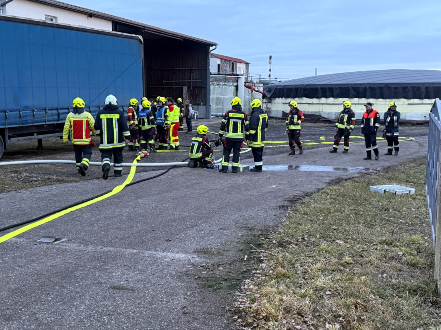KÖNIGSMOOS - 🔥 Brand in Biogasanlage in Stengelheim: Feuerwehr löscht Feuer schnell. Technikraum betroffen, 12.000 Euro Schaden. 🚒