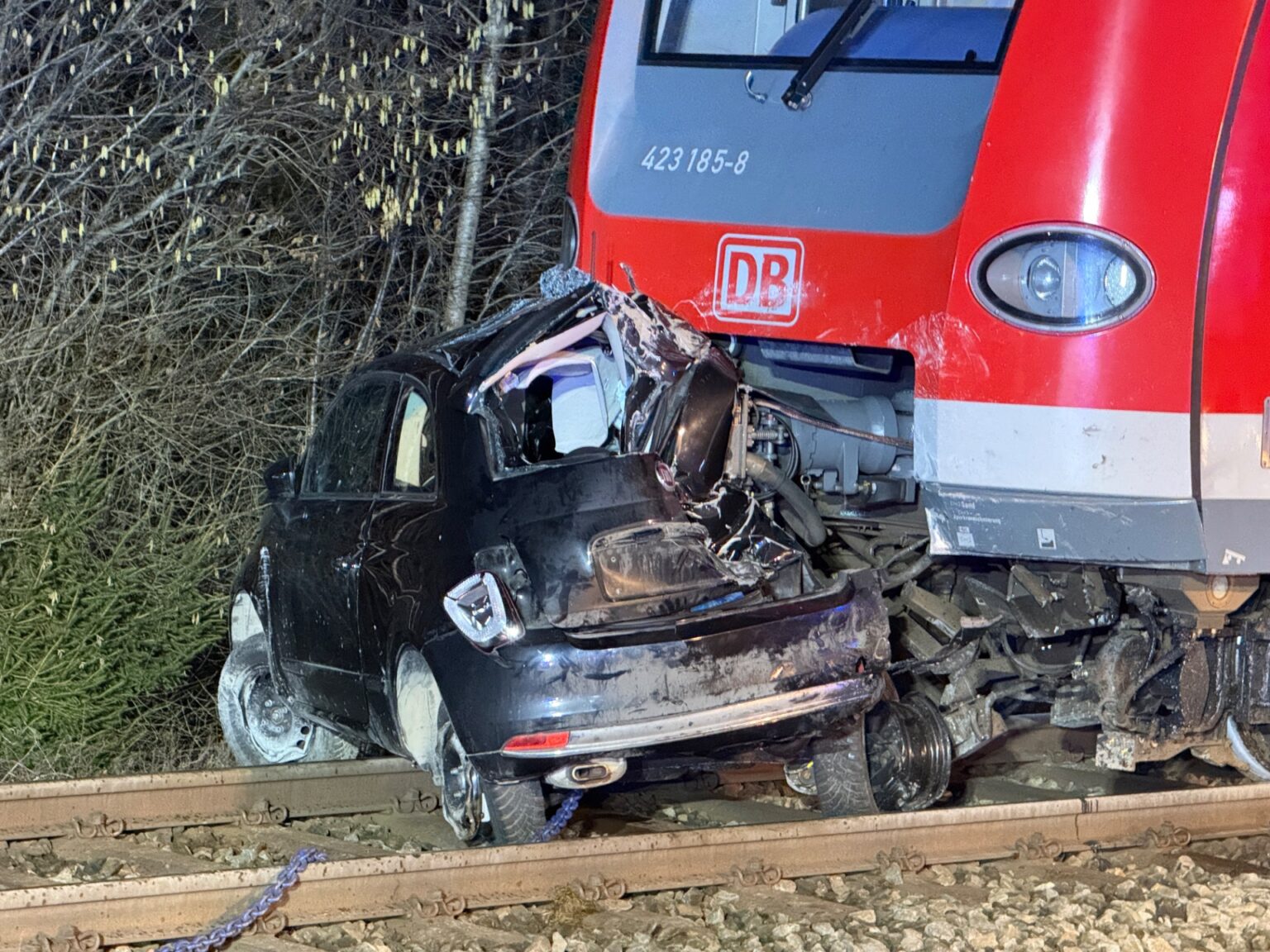 HÖHENKIRCHEN-SIEGERTSBRUNN - 🚨 Schwerer Verkehrsunfall am Donnerstag (12.02.2026): S-Bahn erfasst Fiat frontal – 53-Jährige verstorben! 🚂