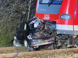 HÖHENKIRCHEN-SIEGERTSBRUNN - 🚨 Schwerer Verkehrsunfall am Donnerstag (12.02.2026): S-Bahn erfasst Fiat frontal – 53-Jährige verstorben! 🚂