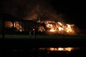 FREYSTADT- 🔥 Landwirtschaftliche Halle brennt am Freitag (13.02.2026): Feuerwehr schützt Umgebung vor Flammen! 👨‍🚒