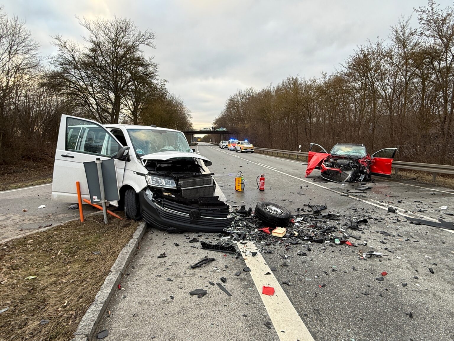 MANCHING - 🚨 Frontalzusammenstoß mit acht Verletzten am Sonntag (15.02.2026): T-Roc und VW Kombi kollidieren auf Bundesstraße! 🚑