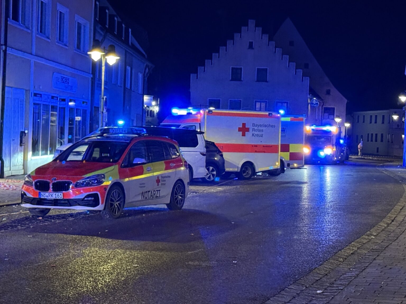 RAIN AM LECH - 🚨 Reizstoff in Gaststätte versprüht am Sonntag (15.02.2026): 16 Leichtverletzte nach Faschingsumzug! 👮