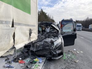 A9 BEI DENKENDORF - 🚨 Schwerer Auffahrunfall auf der BAB A9 am Mittwoch (18.02.2026): Kleinbus eingeklemmt, zwei Schwerverletzte, Hubschrauber im Einsatz! 🚑