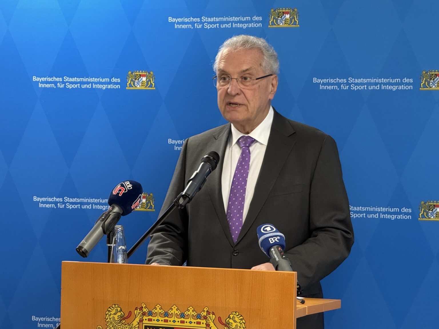 BAYERN - 📊 Herrmann zieht positive Bilanz: Abschiebungen um 21% gestiegen, Asylneuzugänge um 57% gesunken. 3.649 Abschiebungen 2025. 🇩🇪