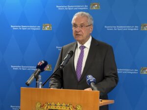 BAYERN - 📊 Herrmann zieht positive Bilanz: Abschiebungen um 21% gestiegen, Asylneuzugänge um 57% gesunken. 3.649 Abschiebungen 2025. 🇩🇪