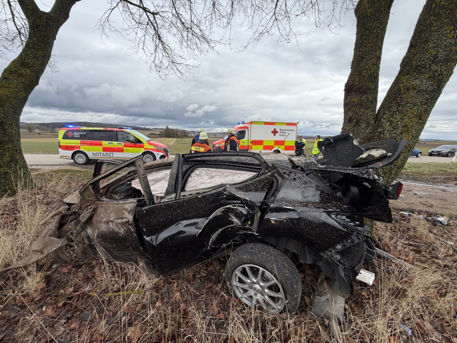 Frau erleidet schwere Verletzungen nach Unfall auf Kreisstraße - tennews AHA - 🚨 Schwerer Verkehrsunfall am Dienstag (24.02.2026): 43-Jährige mit Opel gegen Baum! Polizei sucht Zeugen! 🚑