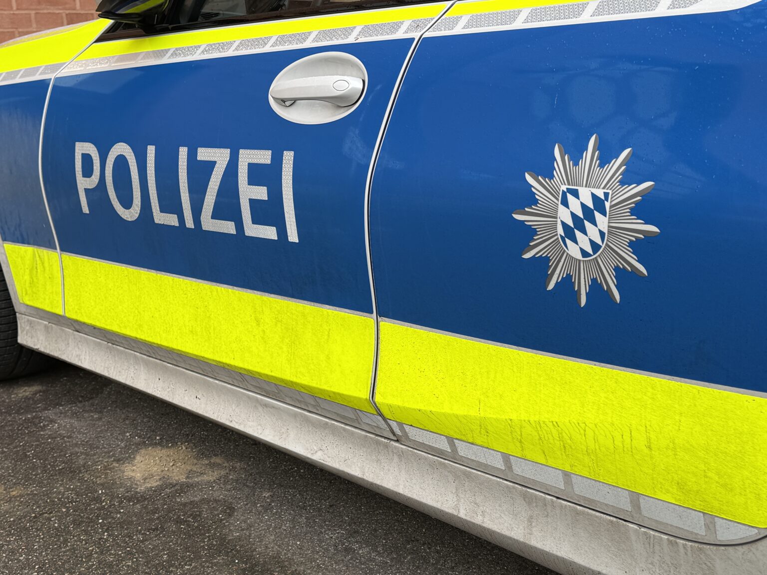 3.000 Euro Schaden: Unbekannter rammt geparkten Wagen und flieht - tennews INGOLSTADT - đ Unfall am Westpark: Unbekannter rammt geparkten Mercedes und flieht. 3.000 Euro Schaden. Zeugen gesucht! đ