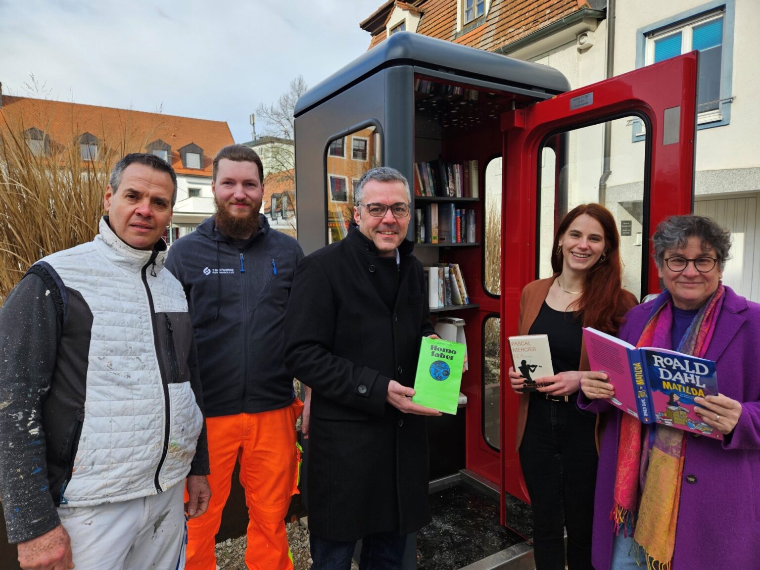 PFAFFENHOFEN AN DER ILM - 📚 Neue Bücherschrank-Initiative in der Auenstraße: Kostenloser Büchertausch in umgebauter Telefonzelle für nachhaltiges Lesen! 🔄