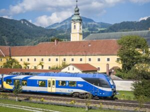 HOLZKIRCHEN - 🚂 Bahnstrecke zwischen Holzkirchen und Bruckmühl gesperrt! Aufgeweichter Damm erzwingt Buspendelverkehr ohne festen Fahrplan. 🚌