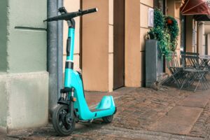 DEUTSCHLAND - 🛴 E-Scooter und Alkohol: Gleiche Promillegrenzen wie beim Auto gelten. Ab 0,5 Promille droht Führerscheinentzug! 🚨