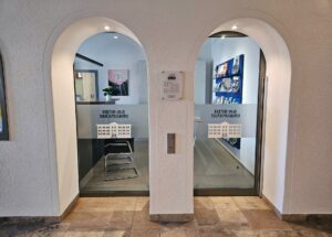 PFAFFENHOFEN AN DER ILM - 🎭 Kultur- und Tourismusbüro eröffnet mit neuem Eingang im Haus der Begegnung. Moderne Anlaufstelle für Kultur und Tourismus. 🏛️